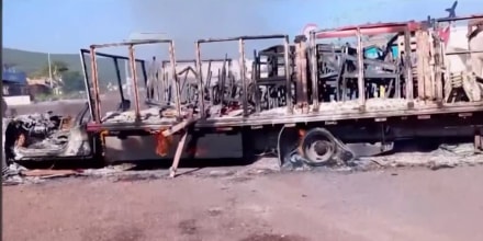 En México aseguran automóviles, armas y explosivos tras operativo contra el crimen organizado