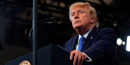 Encuesta revela que la popularidad de Trump sigue cayendo, especialmente entre los latinos