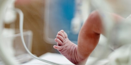 Realizan cirugía cardíaca al bebé en medio de disputa legal por gestación subrogada