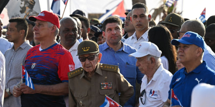Raúl Castro reaparece en la marcha por el Día de los Trabajadores en Cuba