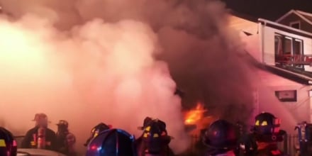 Explosión lanza por los aires a policías que atendían llamada de violencia doméstica