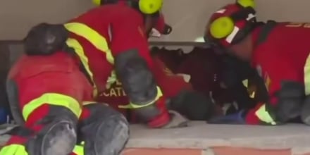 Rescate tras 72 horas: logran sacar con vida a mujer entre los escombros