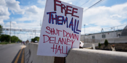Manifestantes bloquean accesos a Delaney Hall y terminan detenidos