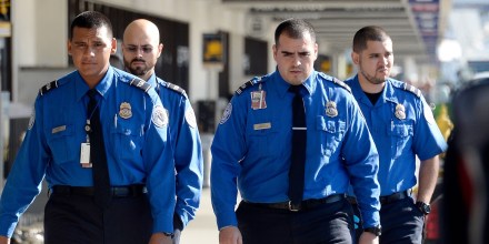 Agentes de la TSA reaccionan aliviados por el fin del cierre del DHS