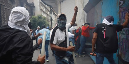 Protestas de maestros en México afectan turismo y comercios previo al Mundial