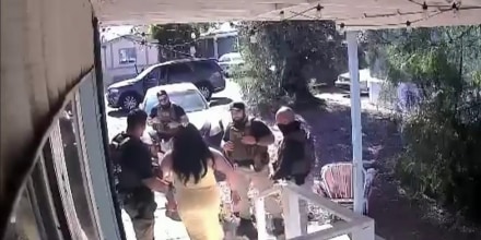 Vea el momento en que ICE entra a la casa de una 'influencer' latina beneficiaria de DACA