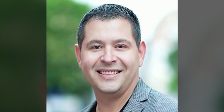 Un cirujano condenado por la muerte de una latina en California renueva su licencia en Arizona