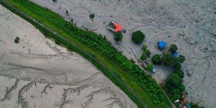 Las inundaciones en Nepal dejan al menos 900 muertos y 3,000 desaparecidos