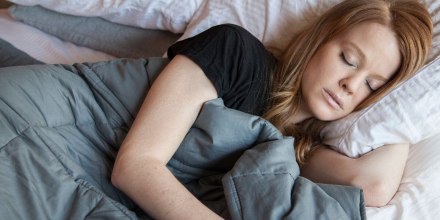 Los sonidos que pueden ayudarle a dormir mejor, según una experta