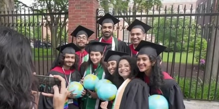Trump evalúa cobrar $100,000 a estudiantes extranjeros para trabajar