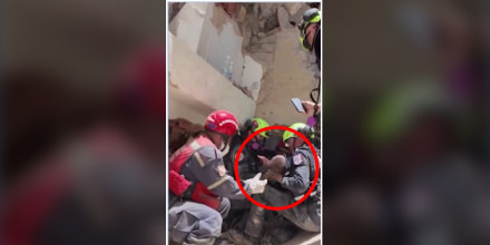 Rescatan con vida a un bebé que estaba bajo las ruinas