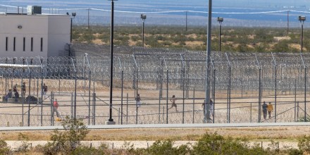 Más de una decena de centros de detención migratorios llevan un año sin inspección