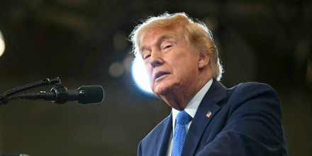 Aprobación de Trump cae 51 puntos entre hombres latinos: un grupo clave en su elección
