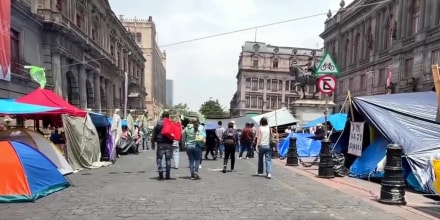 Manifestantes bloquean el acceso al zócalo de la Ciudad de México a días del Mundial