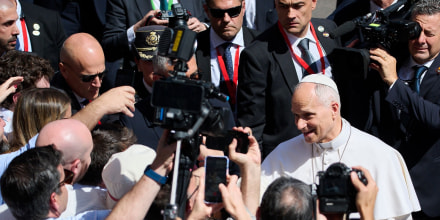 El papa defiende a los inmigrantes y se reúne con víctimas de abuso de la iglesia en España