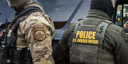 Por primera vez un agente de ICE enfrenta cargos graves por las redadas en Minnesota