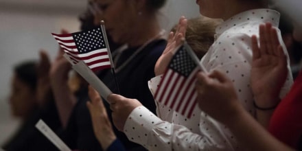 Así es el plan de Trump para retirar la ciudadanía a cientos de personas naturalizadas