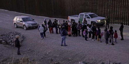 Corte falla a favor de que se pueda pedir asilo en frontera