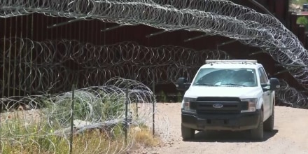 Presuntos coyotes cortan alambrado en la frontera de Nogales Arizona