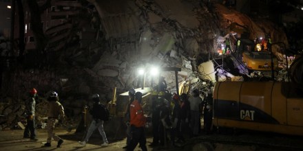 Esperan noticias en derrumbado edificio Petunia de Venezuela