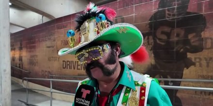 El 'Mexican Elvis' se lleva todas las miradas durante el Mundial