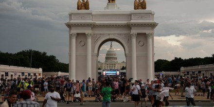 Millones de latinos celebran el 4 de julio entre la gratitud y los retos migratorios