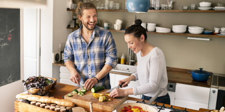 Pareja cocinando con sartén