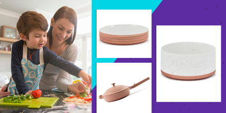 Mujer cocinando con su hijo