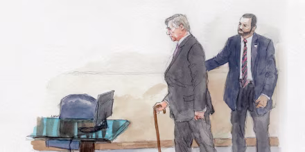 Manafort enters courtroom with the aid of a cane on Jan. 25, 2018.