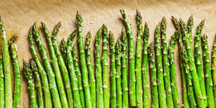 For roasting, the cooking time for thin stalks at 425?F is about 8 to 10 minutes for thin stalks, 10 to 14 minutes for thick stalks.