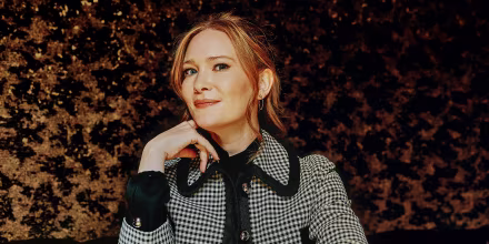 Sarah J Maas