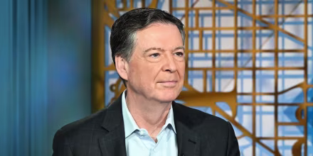 El Departamento de Justicia presenta cargos contra el exdirector del FBI James Comey por tercera vez