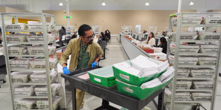 Un trabajador electoral con boletas en City of Industry, California, el 3 de junio de 2026.