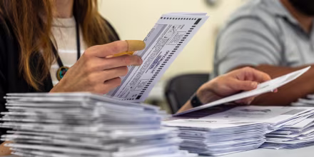 Jueza bloquea por tercera vez el intento de Trump de restringir el voto por correo, justo cuando empiezan a enviar las boletas
