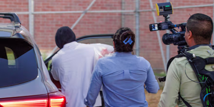 Acusan a un agente de ICE de mentir al FBI sobre el tiroteo contra un inmigrante venezolano en Minneapolis