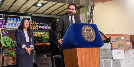 El alcalde de la ciudad de Nueva York, Zohran Mamdani, pronuncia un discurso de presentación de un plan de descuentos en comestibles para toda la ciudad, en Brooklyn, Nueva York, el 27 de julio de 2026.
