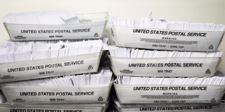 Las primeras boletas por correo para noviembre ya están en camino, pese al empuje de Trump