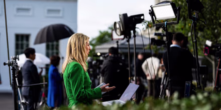 Corte extiende la orden que prohíbe a Trump negar el acceso de CNN, MS NOW y Politico a la Casa Blanca