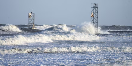 Inusual tormenta azota la Costa Este con lluvias intensas y vientos destructivos