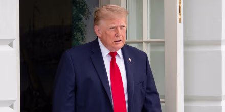 Trump cancela casi $1,000 millones destinados a inmigrantes y diversidad