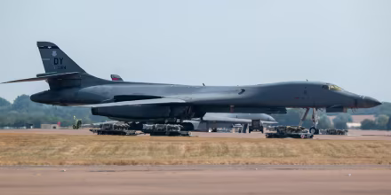 Arrestan a 5 en Reino Unido por planear ataque terrorista cerca de base aérea usada por EE.UU.
