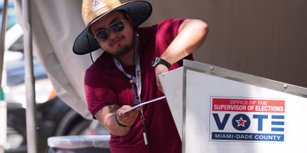 Trump pide a la Corte Suprema que permita aplicar restricciones al voto por correo, a meses de las elecciones
