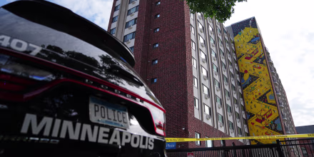 Amenazaba a los vecinos, enseñaba su pistola y decía que iba a disparar: el historial del atacante de Minneapolis
