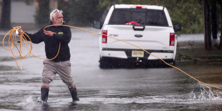 Una potente tormenta provoca inundaciones y deja sin electricidad a algunas áreas del Noreste