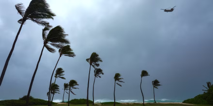 El huracán Lowell se acerca a Hawaii con vientos de 70 a 110 mph, cuando además hay alerta de tornados