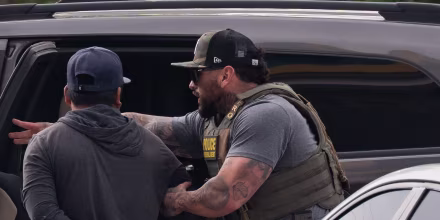 California prohíbe que los agentes de ICE usen guantes de descargas eléctricas en sus operativos migratorios