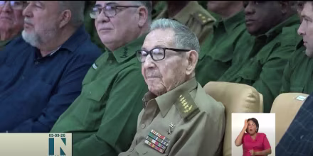 Raúl Castro reaparece en público junto a Díaz-Canel en un acto político tras rumores sobre su salud