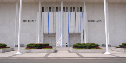 Parte del techo del Kennedy Center se desploma en medio de fuertes lluvias en el área de Washington, D.C.