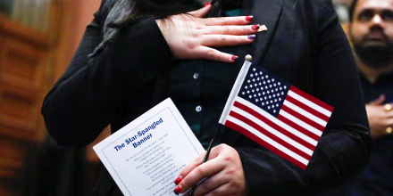 Buscan revocar la ciudadanía de 40 inmigrantes naturalizados