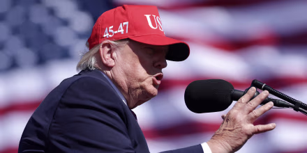 Trump dice que a los funcionarios públicos que filtran información a los medios “deberían fusilarlos”